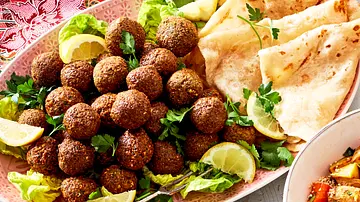 Würzige Kräuter-Falafel Rezept - Foto: LECKER @ Bauer Media Group Würzige Kräuter-Falafel Rezept - Foto: LECKER @ Bauer Media Group