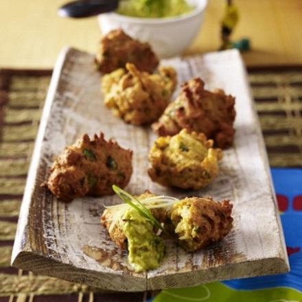 Würzige Krapfen mit Äpfeln und Mangold zu Avocado-Sambal-Soße Rezept