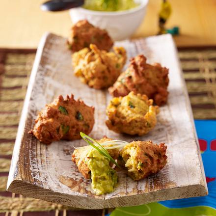 Würzige Krapfen mit Äpfeln und Mangold zu Avocado-Sambal-Soße Rezept Würzige Krapfen mit Äpfeln und Mangold zu Avocado-Sambal-Soße Rezept