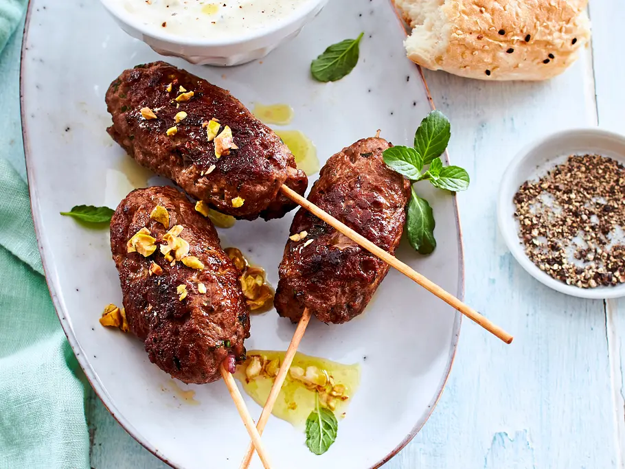 Würzige Lamm-Köfte zu Hummuscreme Rezept Würzige Lamm-Köfte zu Hummuscreme Rezept