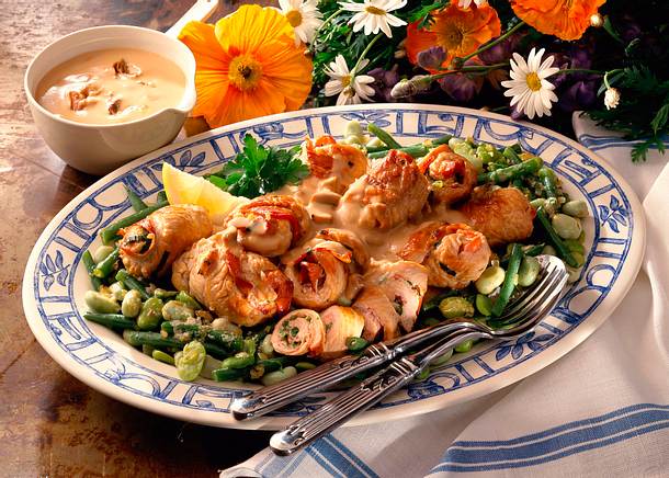 Würzige Putenröllchen in Rahmsoße mit Bohnengemüse Rezept Würzige Putenröllchen in Rahmsoße mit Bohnengemüse Rezept