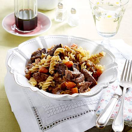 Würziges Gulasch mit Spirelli Rezept Würziges Gulasch mit Spirelli Rezept