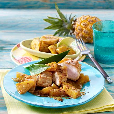 Würziges Hähnchen mit Ananas zu gebackenen Kochbananen Rezept Würziges Hähnchen mit Ananas zu gebackenen Kochbananen Rezept