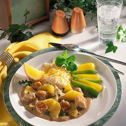 Würziges Orangen-Putengulasch mit bunten Beilagen Rezept Würziges Orangen-Putengulasch mit bunten Beilagen Rezept