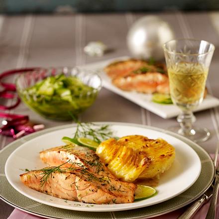 Würzlachs zu Meerrettich-Kartoffel-Gratin und Gurkensalat Rezept Würzlachs zu Meerrettich-Kartoffel-Gratin und Gurkensalat Rezept