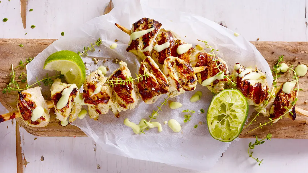Wunderhuhn-Souvlaki mit Avocadodip Rezept - Foto: LECKER @ Bauer Media Group Wunderhuhn-Souvlaki mit Avocadodip Rezept - Foto: LECKER @ Bauer Media Group