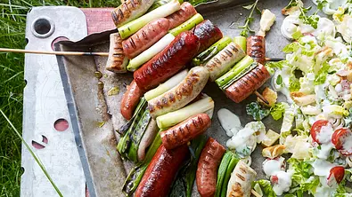 Wurst-Dreierlei am Spieß Rezept - Foto: LECKER @ Bauer Media Group