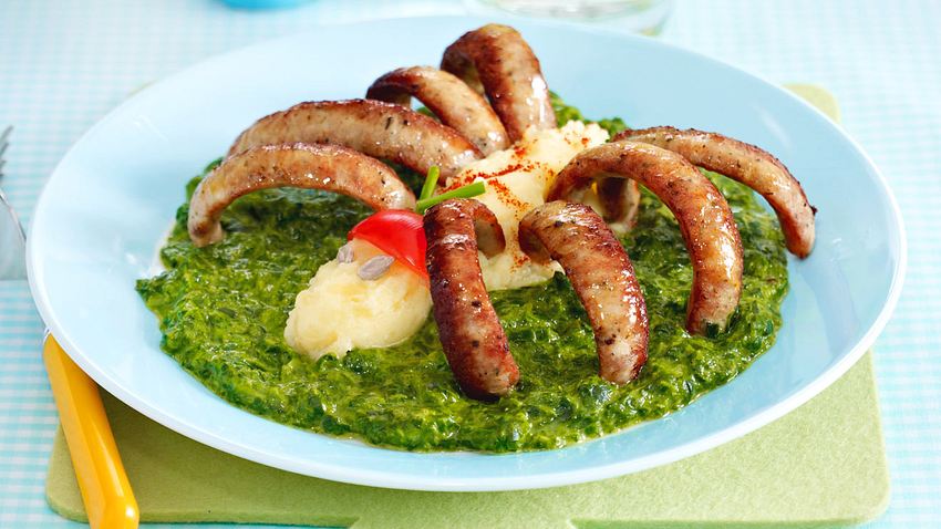 Würstchen-Kartoffelpüree-Spinne auf Spinat Rezept - Foto: House of Food / Bauer Food Experts KG