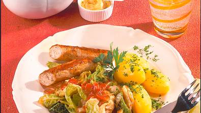 Würstchen mit gebratenem Wirsing Rezept - Foto: LECKER @ Bauer Media Group