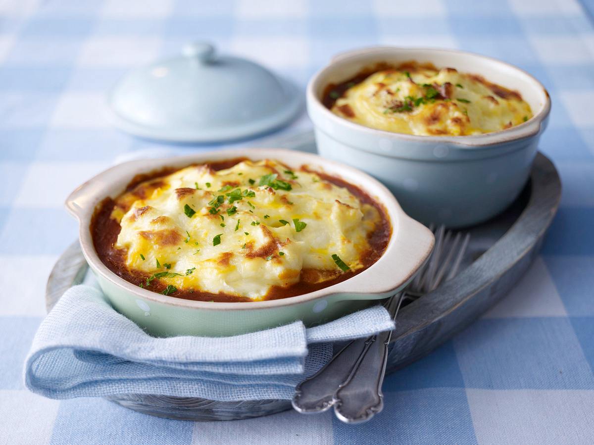 Würstchengulasch mit Kartoffelkruste Rezept