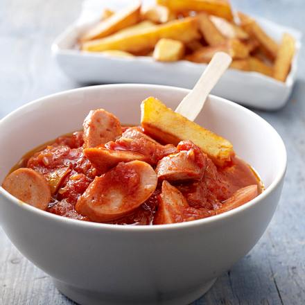 Wurstgulasch mit Pommes Rezept Wurstgulasch mit Pommes Rezept