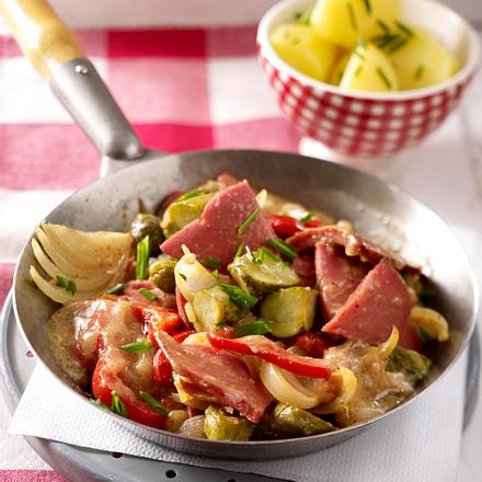 Wurstragout mit Gewürzgurken und Paprika in Schnittlauch-Senfsoße Rezept