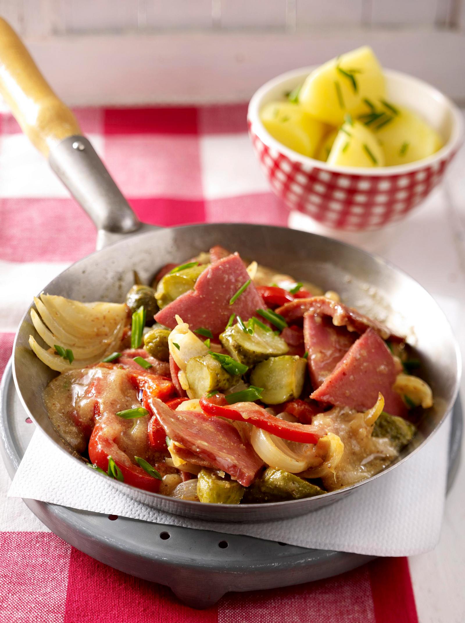 Wurstragout mit Gewürzgurken und Paprika in Schnittlauch-Senfsoße ...
