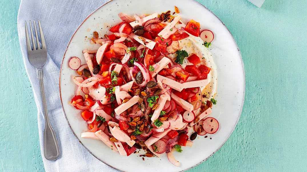 Wurstsalat auf Kräuter-Creme Rezept - Foto: LECKER @ Bauer Media Group