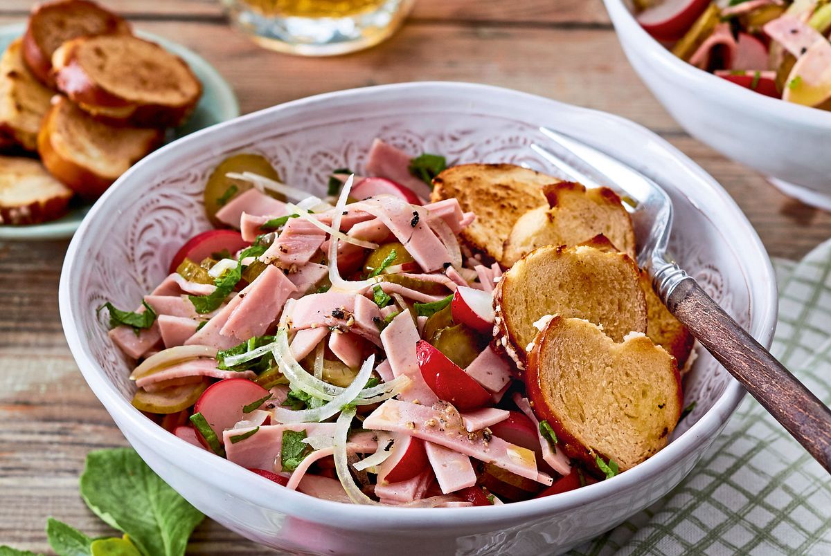 Wurstsalat mit Laugenkracher Rezept