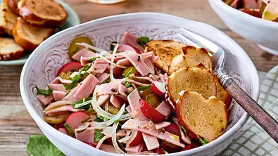 Wurstsalat mit Laugenkracher Rezept - Foto: LECKER @ Bauer Media Group