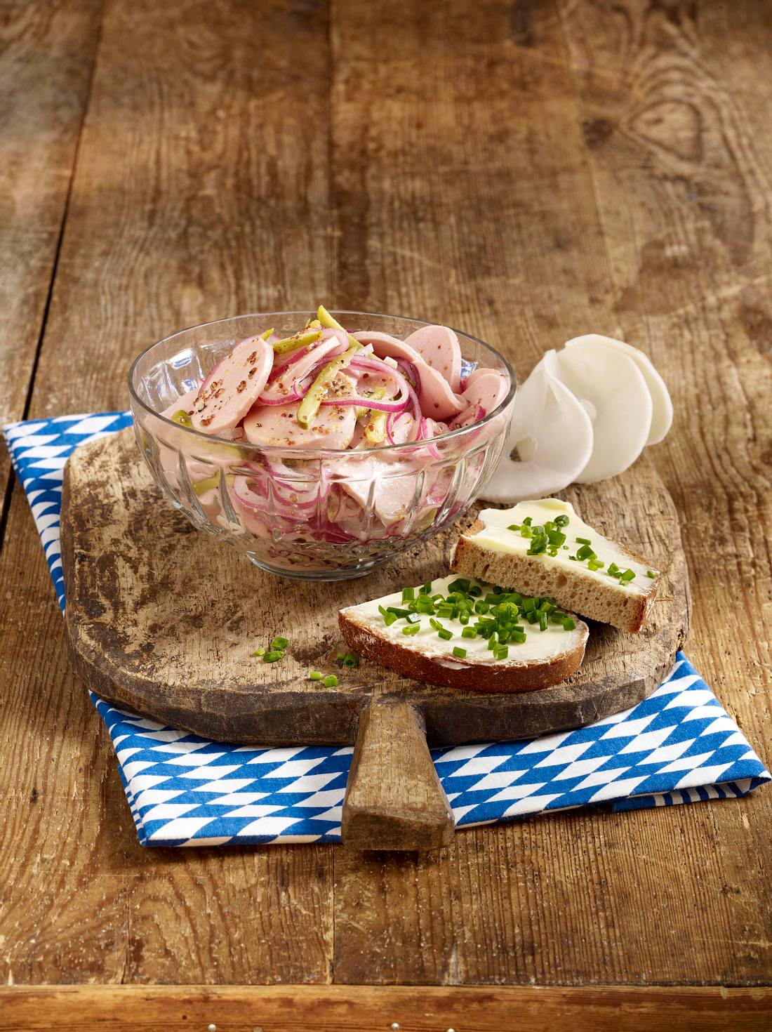 Wurstsalat zu Schnittlauchbrot Rezept | LECKER