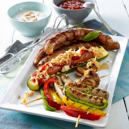 Wurstspießchen, Zucchini-Schiffchen und Wurst im Speckmantel Rezept Wurstspießchen, Zucchini-Schiffchen und Wurst im Speckmantel Rezept
