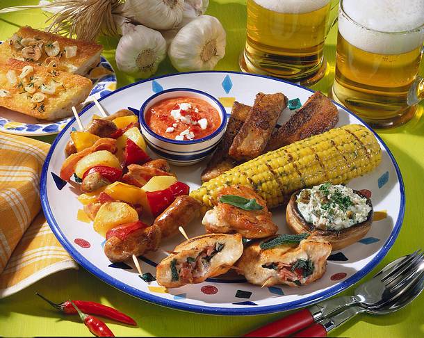 Wurstspieße, Hähnchenfilettaschen und Rippchen vom Rezept Wurstspieße, Hähnchenfilettaschen und Rippchen vom Rezept