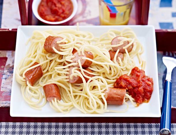 Wurststückchen mit Spaghettikabeln Rezept Wurststückchen mit Spaghettikabeln Rezept