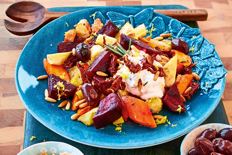 Wurzelgemüse aus dem Ofen mit Fetadip Rezept-F8483001 Wurzelgemüse aus dem Ofen mit Fetadip Rezept