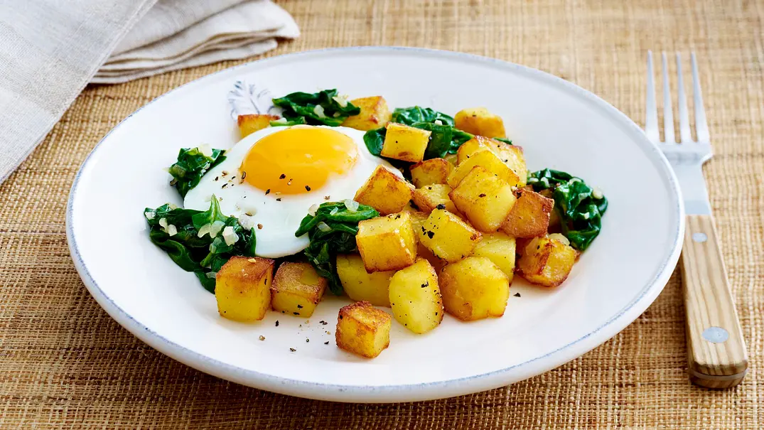 Würzige Bratkartoffeln mit Spinat und Spiegelei Rezept - Foto: LECKER @ Bauer Media Group Würzige Bratkartoffeln mit Spinat und Spiegelei Rezept - Foto: LECKER @ Bauer Media Group