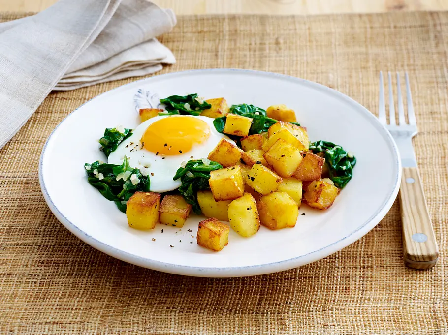 Würzige Bratkartoffeln mit Spinat und Spiegelei Rezept Würzige Bratkartoffeln mit Spinat und Spiegelei Rezept