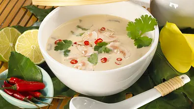 Würzige Champignonsuppe mit Chilischoten Rezept - Foto: LECKER @ Bauer Media Group