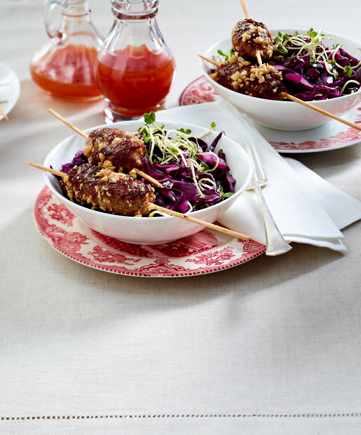 Würzige Hackspieße mit Rotkohl-Salat und Chilisoße Rezept