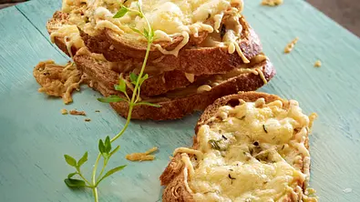 Würzige Käsecrostini Rezept - Foto: LECKER @ Bauer Media Group