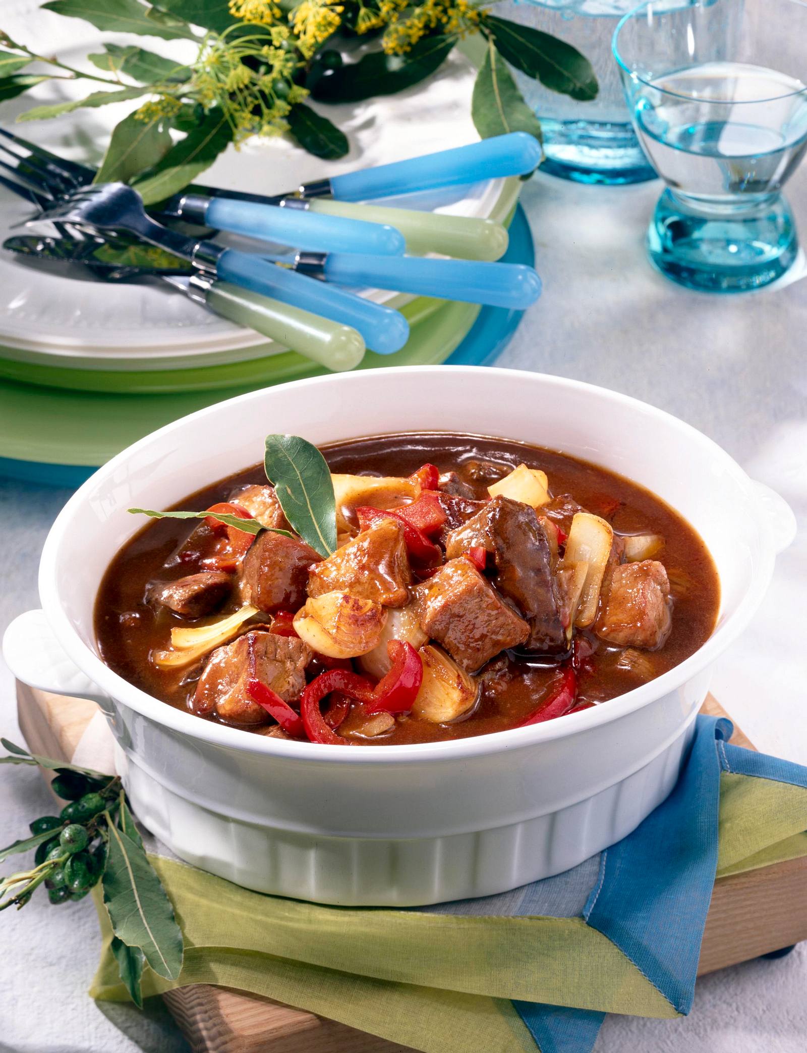 Würziges Rotwein-Gulasch Rezept | LECKER