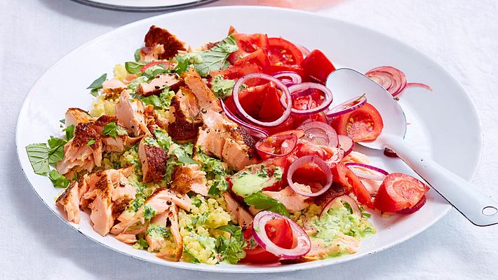 Würzlachs auf Kräuter-Bulgur-Salat Rezept - Foto: House of Food / Bauer Food Experts KG
