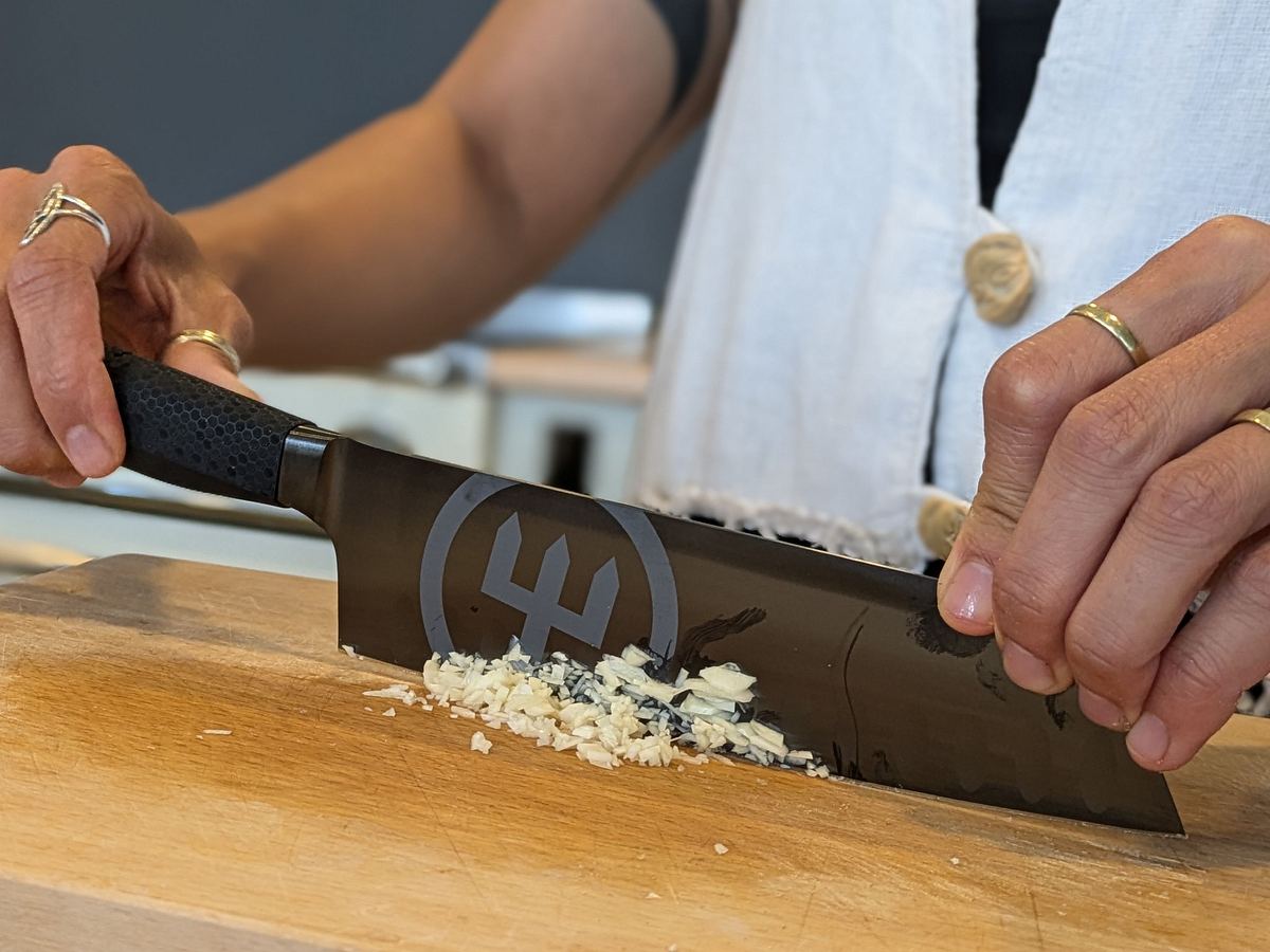 wusthof-performer-santoku-knoblauch