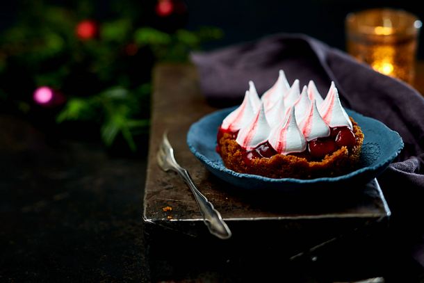 X-Mas-Portionspie (Lebkuchen-Törtchen mt Kirschkompott und Eiweißcreme) Rezept