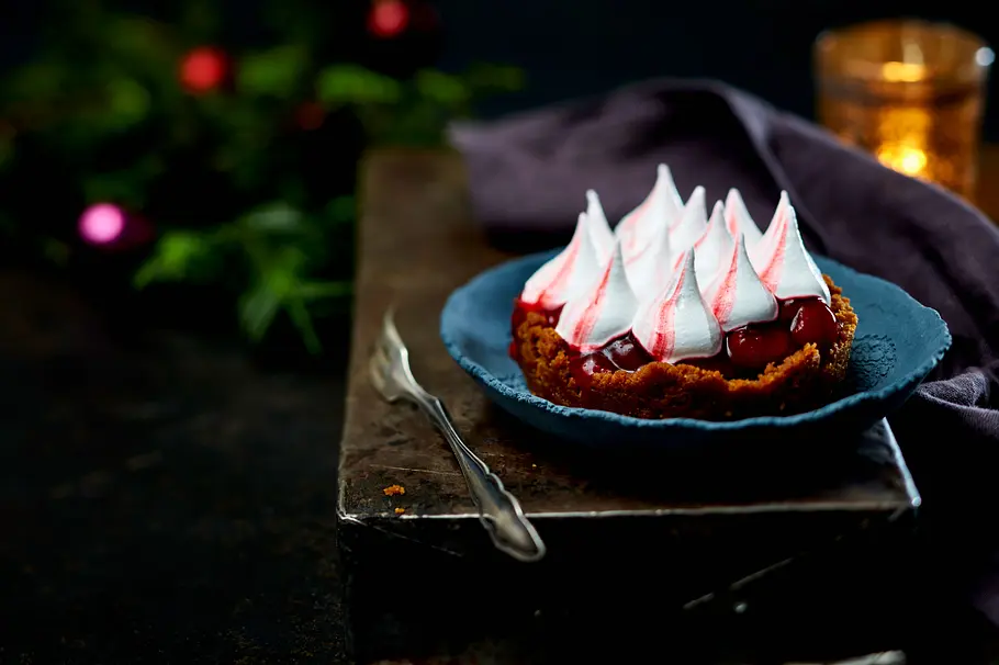 X-Mas-Portionspie (Lebkuchen-Törtchen mt Kirschkompott und Eiweißcreme) Rezept
