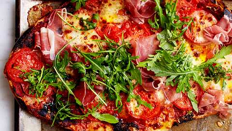 Schnelle Ofengerichte: XL-Pizza Parma auf Fladenbrot - Foto: House of Food / Bauer Food Experts KG