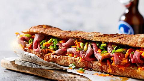 XXL-Sandwich mit Roastbeef und Veggies Rezept - Foto: House of Food / Bauer Food Experts KG