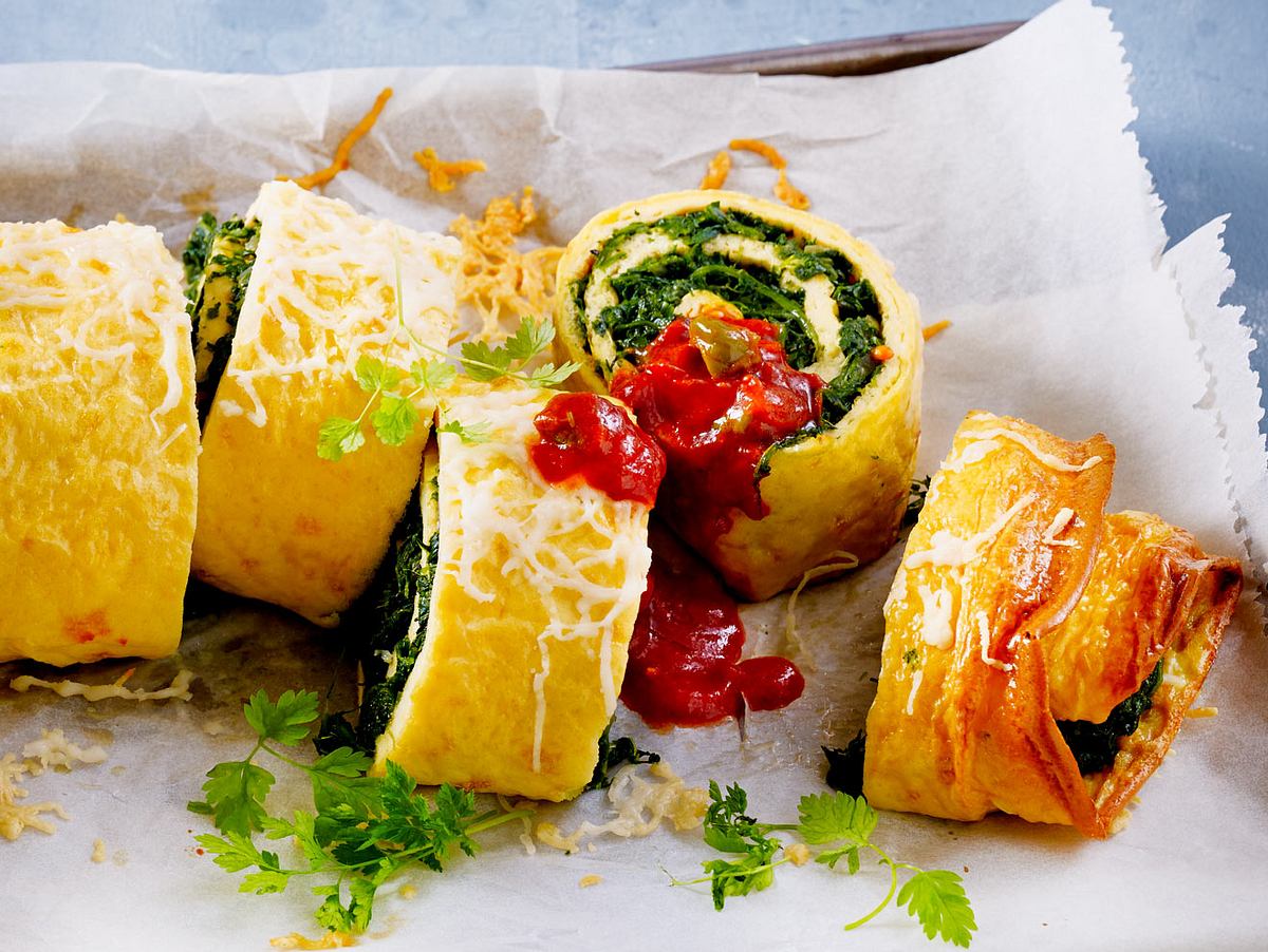 XXL-Spinat-Käse-Rolle mit Kaperntomatensoße Rezept