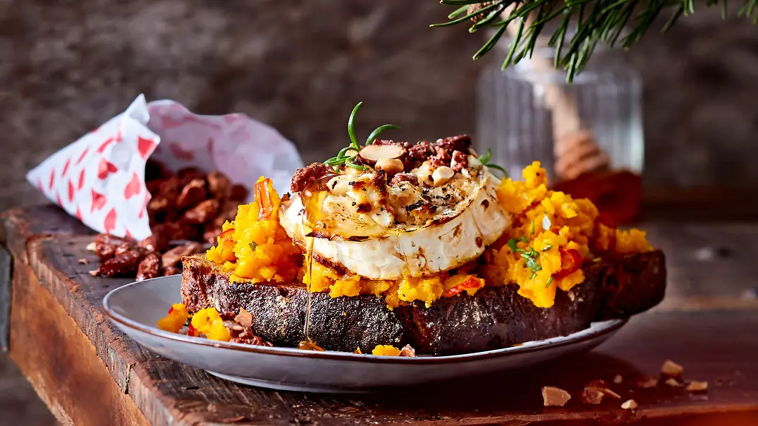 XXL-Ziegenkäsebrot mit Mandeln aus der Weihnachtswundertüte Rezept - Foto: LECKER @ Bauer Media Group XXL-Ziegenkäsebrot mit Mandeln aus der Weihnachtswundertüte Rezept - Foto: LECKER @ Bauer Media Group