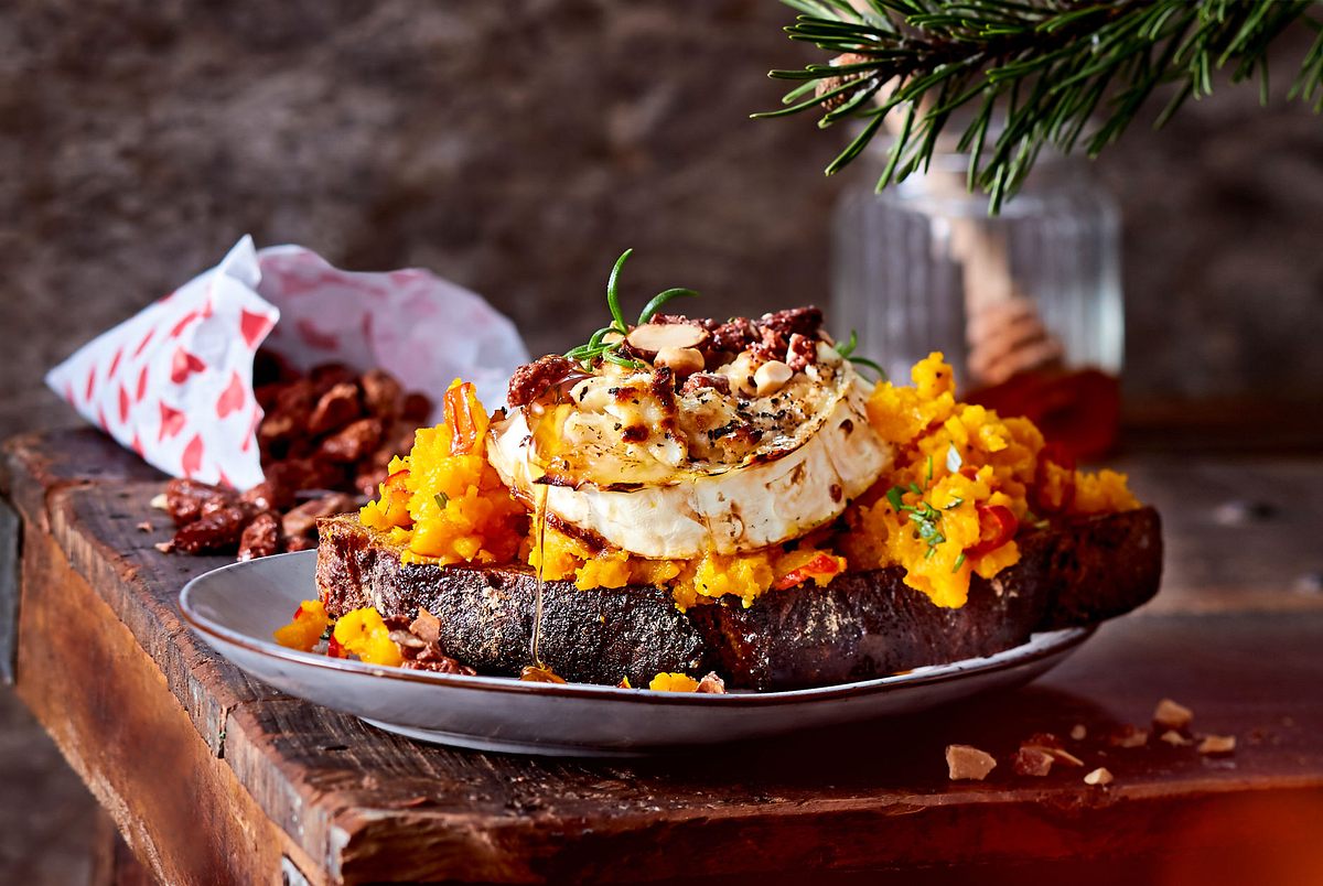 XXL-Ziegenkäsebrot mit Mandeln aus der Weihnachtswundertüte Rezept