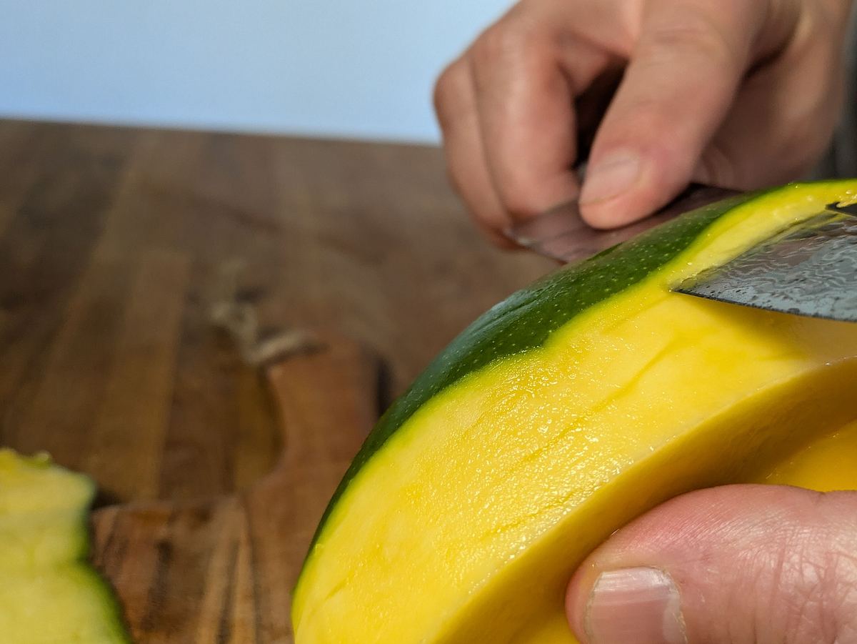 Yaxell Zen Santoku Mango schälen