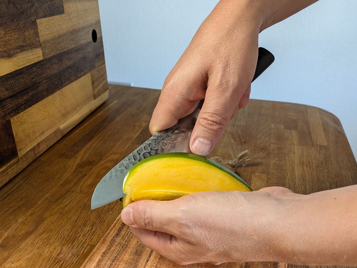 yaxell-zen-santoku-obst-hand