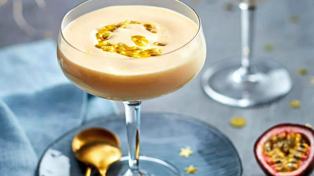 Zabaione mit Passionsfrucht Rezept - Foto: LECKER @ Bauer Media Group Zabaione mit Passionsfrucht Rezept - Foto: LECKER @ Bauer Media Group