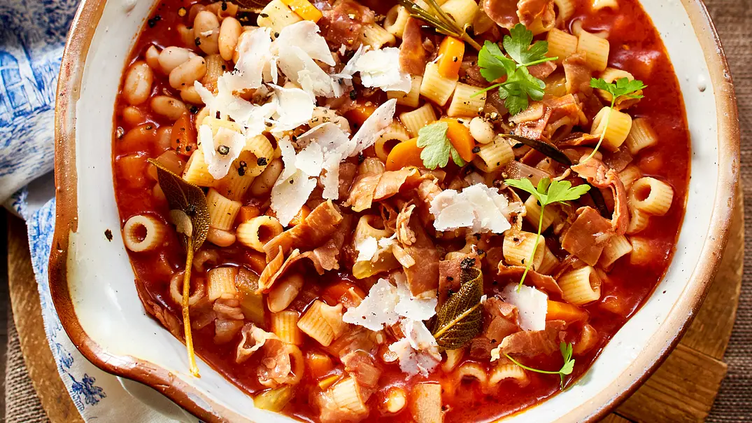 Zack, Zack, fertig! Italo-Nudeleintopf mit weißen Bohnen Rezept - Foto: LECKER @ Bauer Media Group Zack, Zack, fertig! Italo-Nudeleintopf mit weißen Bohnen Rezept - Foto: LECKER @ Bauer Media Group