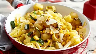Zackige Zucchini-Nudeln Rezept - Foto: LECKER @ Bauer Media Group Zackige Zucchini-Nudeln Rezept - Foto: LECKER @ Bauer Media Group