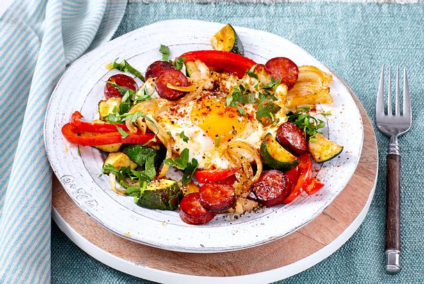 Zackiges Zucchini-Gröstl mit Ei Rezept Zackiges Zucchini-Gröstl mit Ei Rezept