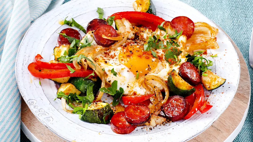 Zackiges Zucchini-Gröstl mit Ei Rezept - Foto: LECKER @ Bauer Media Group Zackiges Zucchini-Gröstl mit Ei Rezept - Foto: LECKER @ Bauer Media Group