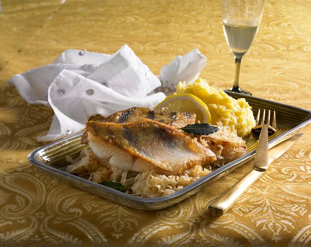 Zander auf Wein-Sauerkraut mit Püree Rezept Zander auf Wein-Sauerkraut mit Püree Rezept