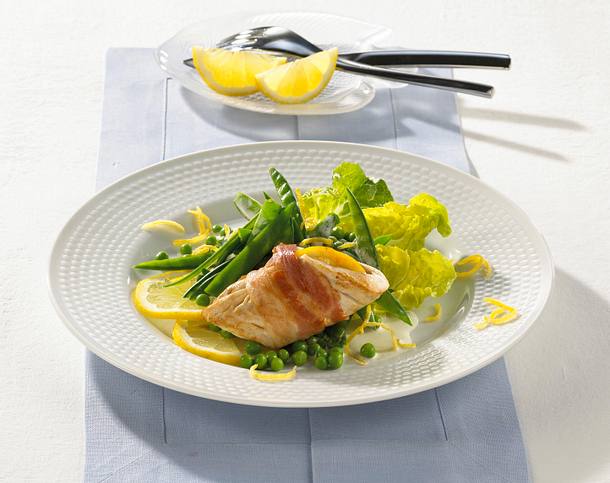 Zander im Speckmantel mit Zuckerschoten-Erbsen-Salat Rezept