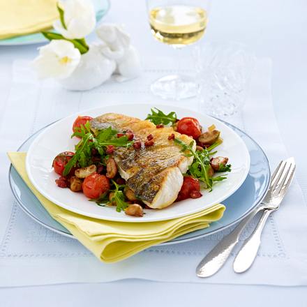 Zanderfilet auf Champignon-Rauke-Gemüse und geschmolzenen Tomaten Rezept Zanderfilet auf Champignon-Rauke-Gemüse und geschmolzenen Tomaten Rezept
